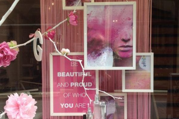 Ideias de vitrine de loja para o Dia da Mulher