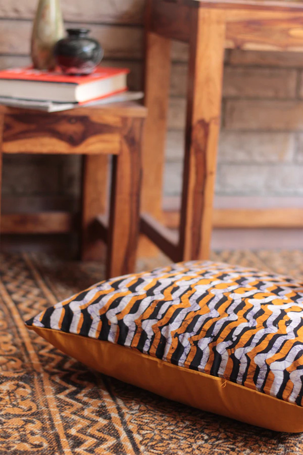Como decorar uma sala só com tapete e almofadas?