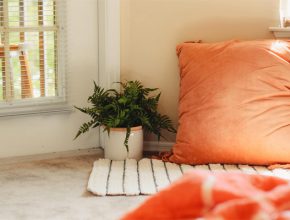 Como decorar uma sala só com tapete e almofadas?